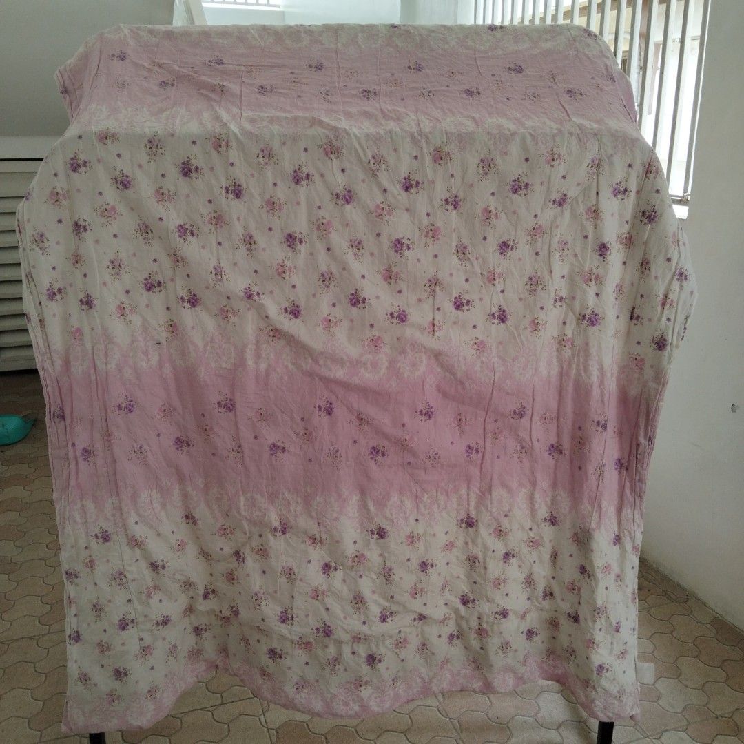 pink and purple floral comforter (Category: Bedding & Towels) located in Los Banos. Submitted by charrylasanas (Listing ID 1385524078, Image 1). Description: 💜 “Lavender Field Day” 🌸 lilac florals + blush paneling | soft romantic vintage 🧺 preloved & lightly washed 🍰 approx. single size 🪞 see full details: • creamy base with scattered purple rose clusters • blush-pink panel sections for extra sweetness • lightweight, perfect for layering or 