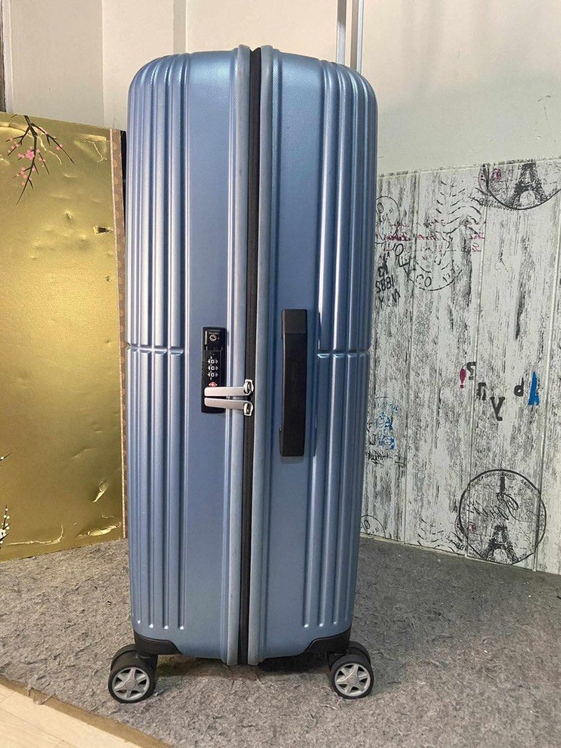 Samsonite Large (Category: Luggage) located in Quezon City. Submitted by ronaca (Listing ID 1385542620, Image 3). Description: Has a crack. But can be superglued. Pick up from Kamuning.