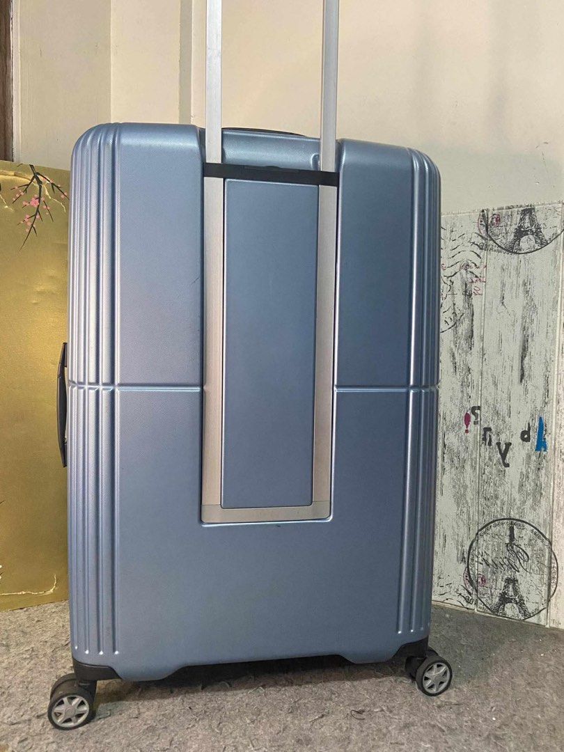 Samsonite Large (Category: Luggage) located in Quezon City. Submitted by ronaca (Listing ID 1385542620, Image 2). Description: Has a crack. But can be superglued. Pick up from Kamuning.