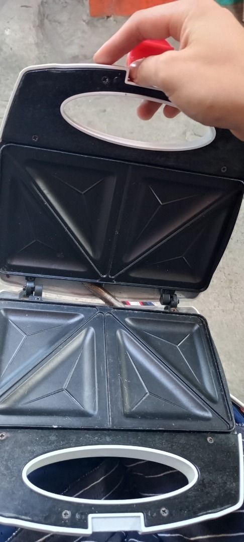 SANDWICH MAKER (Category: Cookware & Accessories) located in Manila. Submitted by gulibanrog87060 (Listing ID 1385601755, Image 1). Description: 1 time used good as new , no issue.