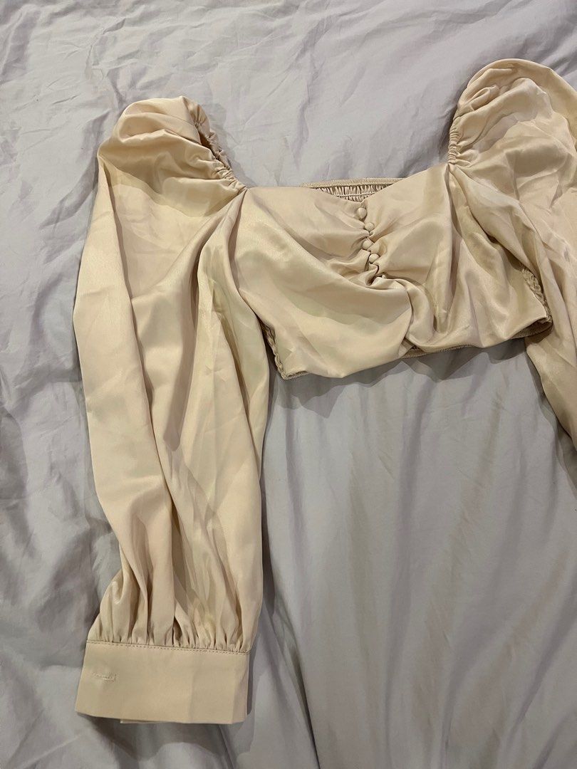 Satin Cropped Cream Longsleeves Blouss (Category: Blouses) located in Paranaque City. Submitted by vjau_ (Listing ID 1385540005, Image 2). Description: Fits small Super nice in actual.