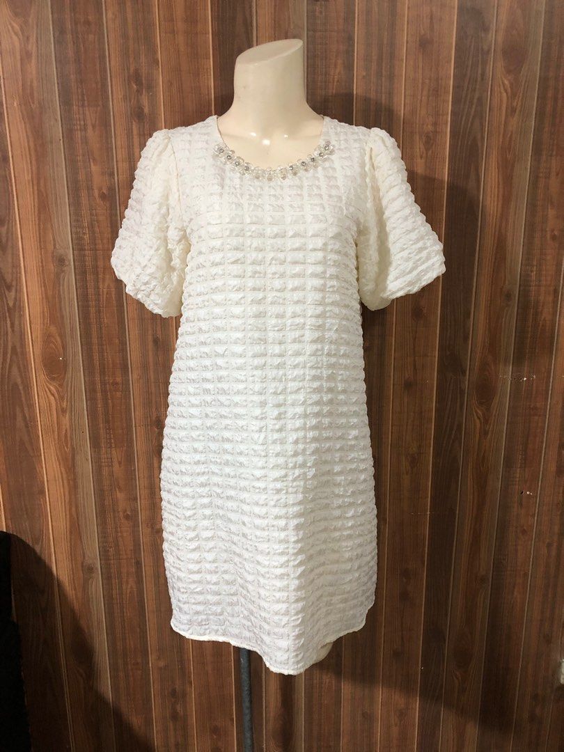 Semi formal mini dress (Category: Dresses) located in Cavite. Submitted by virginiacubero08 (Listing ID 1385441973, Image 2). Description: Like new condition Offwhite With lining Semi formal /casual Fit L-xL.