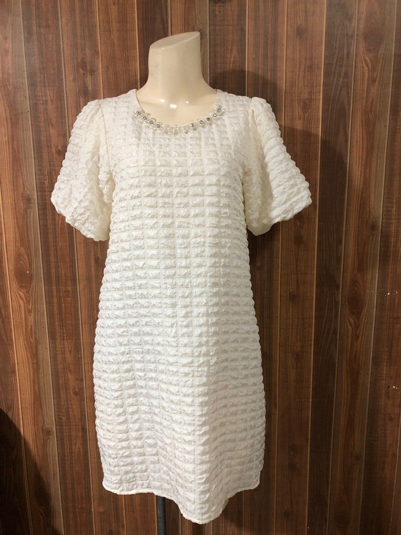 Semi formal mini dress (Category: Dresses) located in Cavite. Submitted by virginiacubero08 (Listing ID 1385441973, Image 3). Description: Like new condition Offwhite With lining Semi formal /casual Fit L-xL.