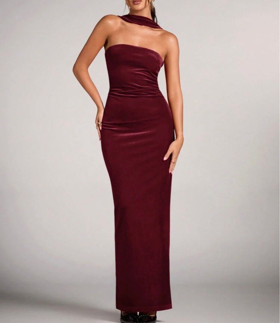 SHEIN Maroon Velvet Dress (Category: Dresses) located in Makati City. Submitted by sheheynnn_ (Listing ID 1385446331, Image 1). Description: Selling my velvet dress from SHEIN. Only worn once during graduation creative shoot. Still like new. Won’t be using again, kaya benta na. PM nalang sa actual photo na suot ko siya. .