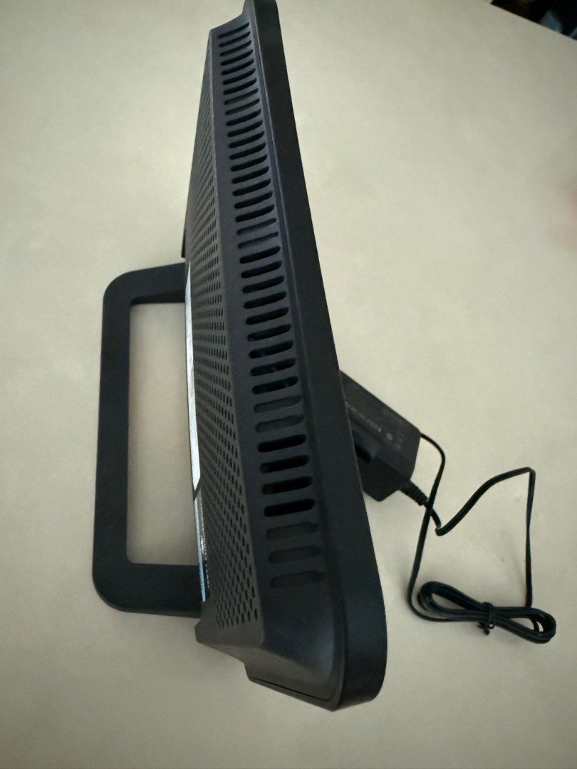Singtel Router (Category: Networking) located in Singapore. Submitted by desmdlow (Listing ID 1378747632, Image 3). Description: Singtel router. Features multiple LAN ports, an internet port, and a USB port. .