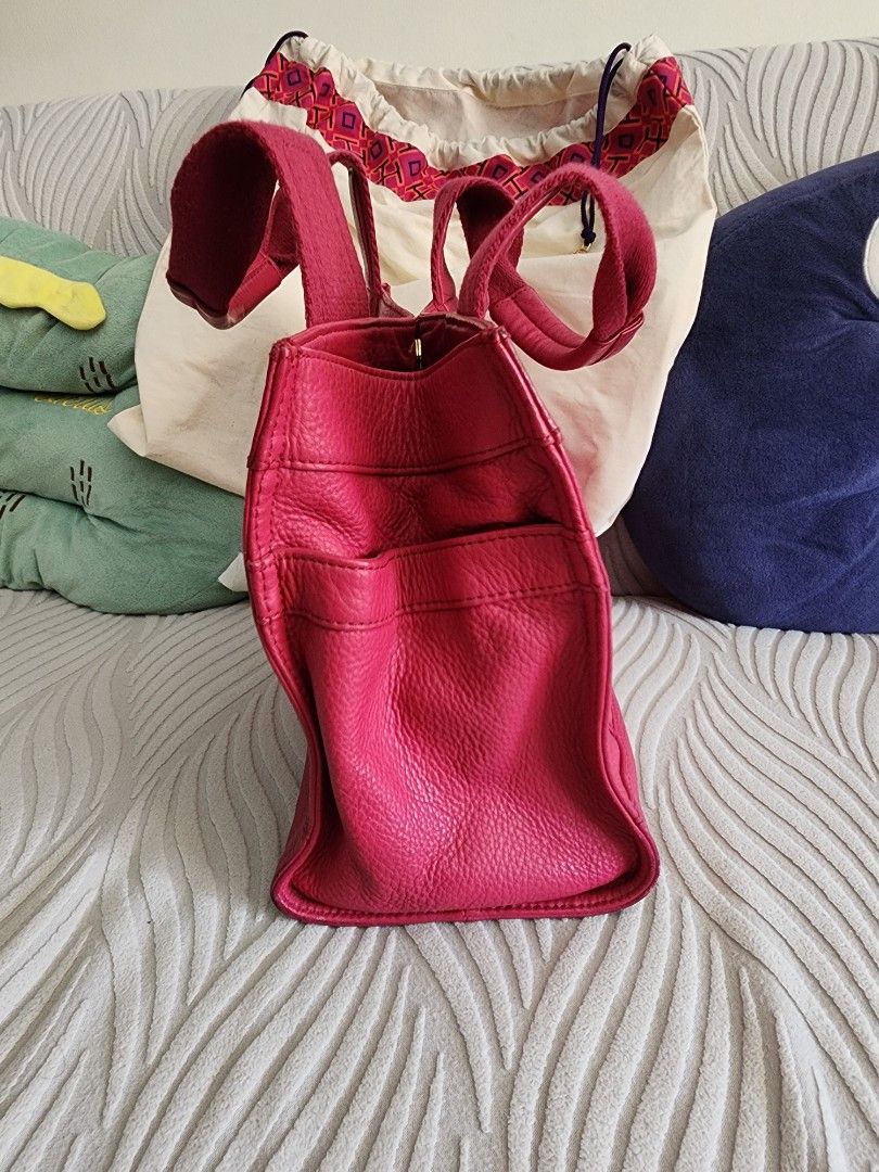Tory burch handbag (Category: Luxury Bags & Wallets) located in Quezon City. Submitted by deng43763 (Listing ID 1385480271, Image 2). Description: authentic leather tory burch handbag with dustbag.