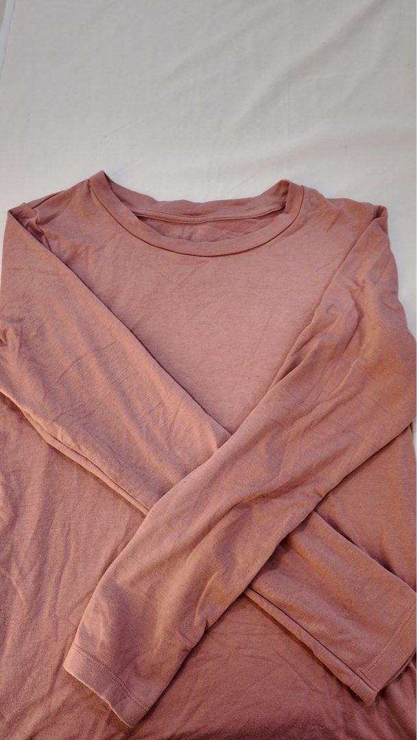 Uniqlo Heattech Winter Longsleeves (Category: Longsleeves) located in Taguig. Submitted by hellorosaline (Listing ID 1385611990, Image 1). Description: .