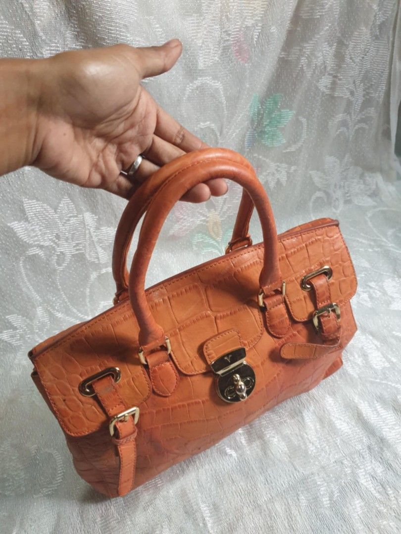 Valentino Rudy (Category: Luxury Bags & Wallets) located in Tuguegarao City. Submitted by starzeke (Listing ID 1385570929, Image 3). Description: Pakibasa po‼️ ❤️Dear Buyers💚 Hindi ako makareply sa inyo, nakalimit kasi message sa carousel, nababasa ko lang cia. hanapin nio na lang po sa fb parehong pangalan po nakalagay sa profile pics. Pm nio ako dun and your Tawad☺️ -Starzeke Thriftshop and Japan Anikz.