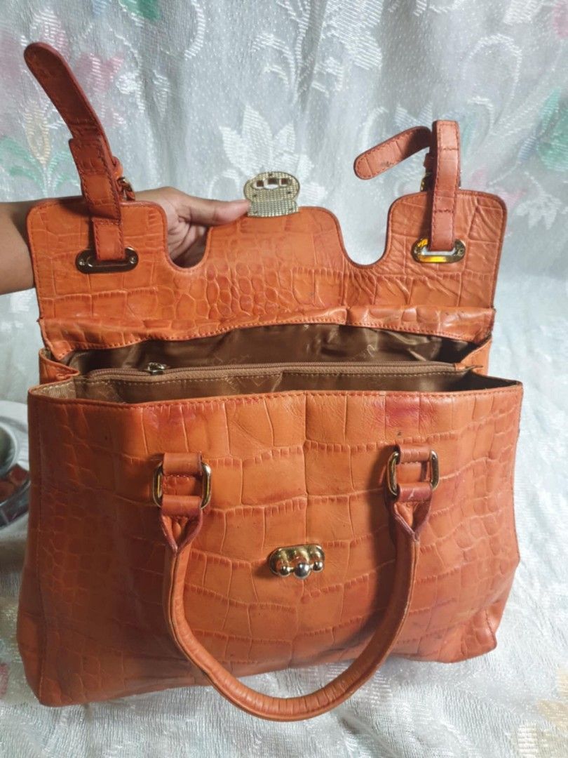Valentino Rudy (Category: Luxury Bags & Wallets) located in Tuguegarao City. Submitted by starzeke (Listing ID 1385570929, Image 2). Description: Pakibasa po‼️ ❤️Dear Buyers💚 Hindi ako makareply sa inyo, nakalimit kasi message sa carousel, nababasa ko lang cia. hanapin nio na lang po sa fb parehong pangalan po nakalagay sa profile pics. Pm nio ako dun and your Tawad☺️ -Starzeke Thriftshop and Japan Anikz.