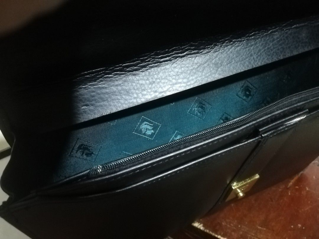 vtg leather document bag, 40x 30x 7cm (Category: Briefcases) located in Paranaque City. Submitted by 4thestate.surplusan (Listing ID 1385549439, Image 3). Description: a vtg unnamed document bag. no issue. no brand . but theres inside logo,-on the lining.w key..