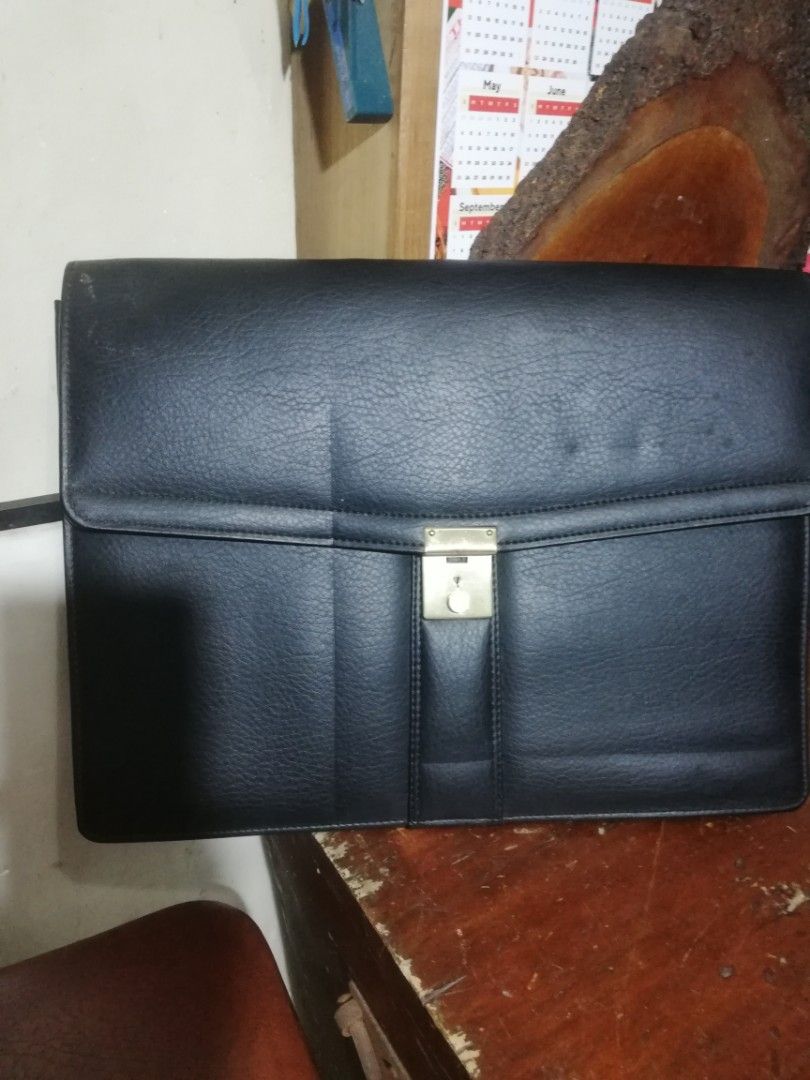 vtg leather document bag, 40x 30x 7cm (Category: Briefcases) located in Paranaque City. Submitted by 4thestate.surplusan (Listing ID 1385549439, Image 2). Description: a vtg unnamed document bag. no issue. no brand . but theres inside logo,-on the lining.w key..