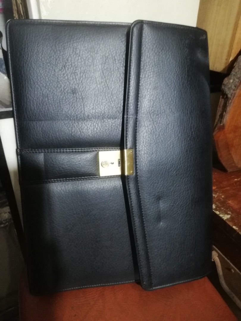 vtg leather document bag, 40x 30x 7cm (Category: Briefcases) located in Paranaque City. Submitted by 4thestate.surplusan (Listing ID 1385549439, Image 1). Description: a vtg unnamed document bag. no issue. no brand . but theres inside logo,-on the lining.w key..