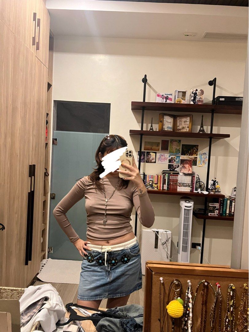 ZARA brown ruched fitted long sleeve top (Category: Shirts) located in Las Pinas. Submitted by ctrldianne (Listing ID 1385509956, Image 3). Description: fits m (size m on tag) love this if only it didnt emphasize my scolio HAHA.