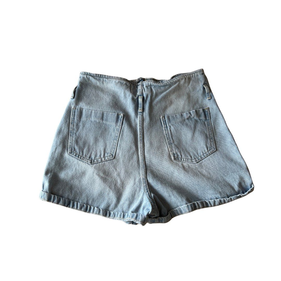 ZARA ruched denim shorts (Category: Shorts) located in Las Pinas. Submitted by ctrldianne (Listing ID 1385512482, Image 2). Description: size EU 38, US 6, MEX 28 .