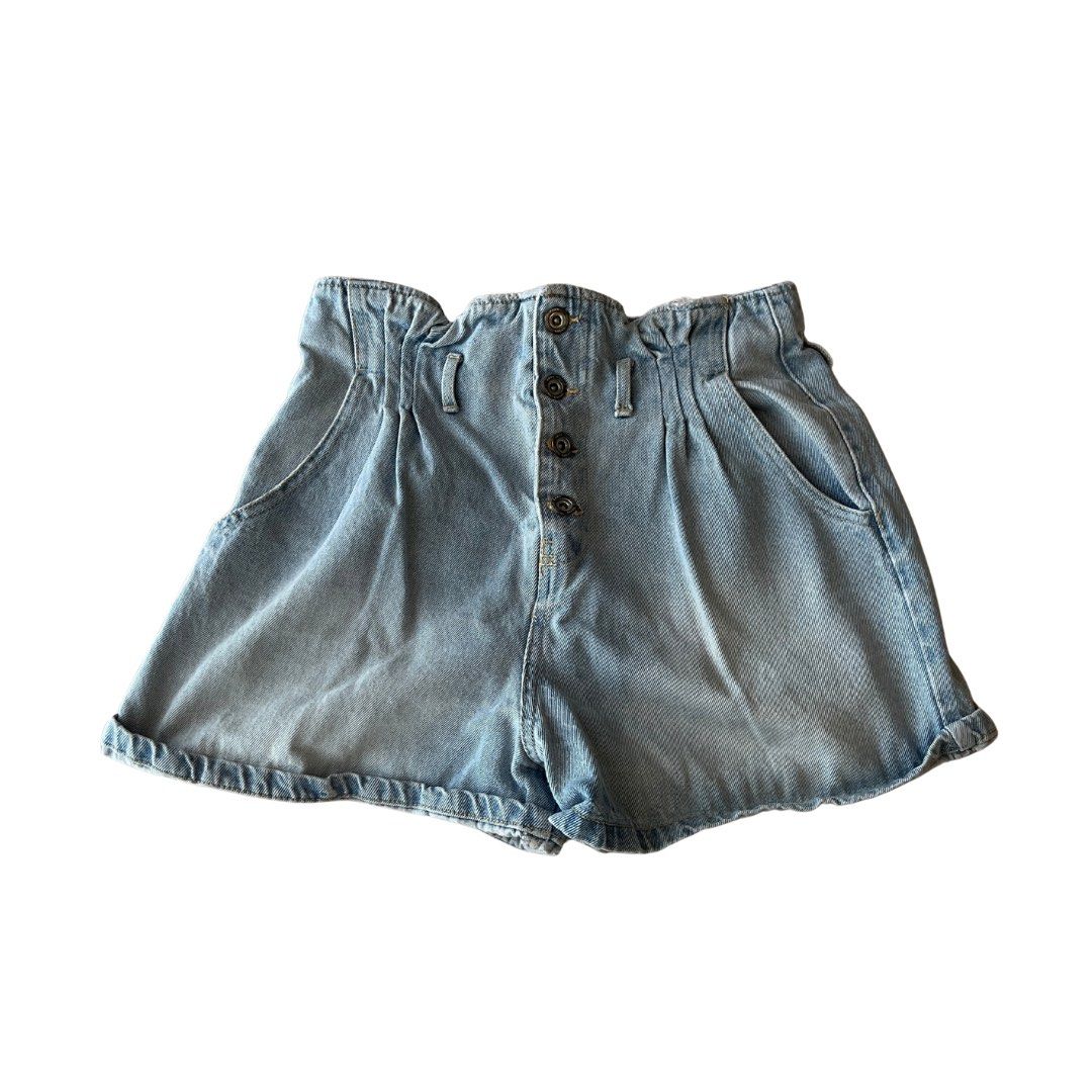 ZARA ruched denim shorts (Category: Shorts) located in Las Pinas. Submitted by ctrldianne (Listing ID 1385512482, Image 1). Description: size EU 38, US 6, MEX 28 .