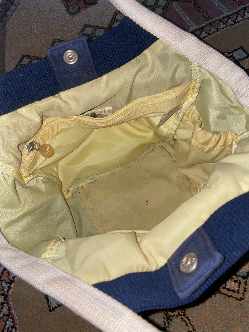 adidas bag (Category: Belt bags, Clutches and Pouches) located in Seremban. Submitted by ansfir (Listing ID 1385648575, Image 3). Description: small bag.