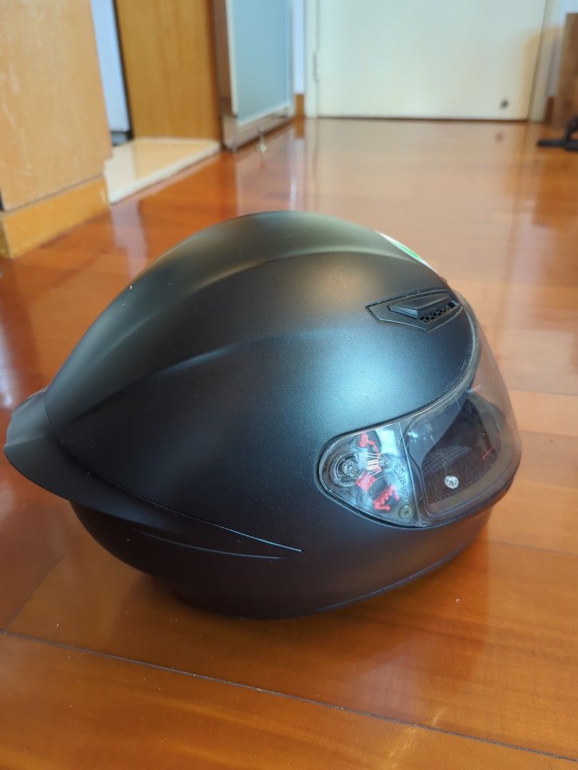 AGV 安全帽 （分類：電單車買賣）位於 Hong Kong。 由 musicmakesmesad 提交（商品編號 1385649537，圖片 3）。簡介： AGV 安全帽，黑色。表面有輕微刮痕。鏡片清晰，整體外觀良好。考車後冇再使用 ，尺寸L 59-60。。