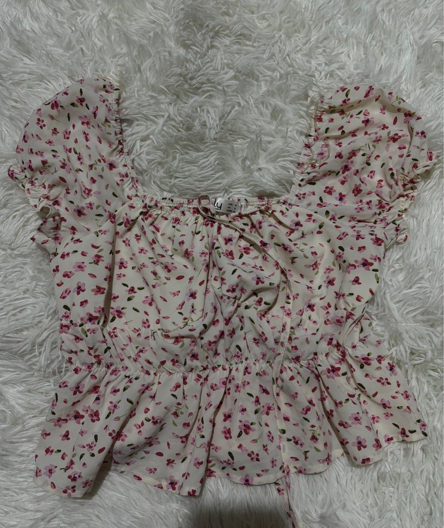 Ally Fashion Cropped Top (Category: Blouses) located in Quezon City. Submitted by GlamourD (Listing ID 1385799246, Image 1). Description: M to Large. Price is fix. Aussie brand.