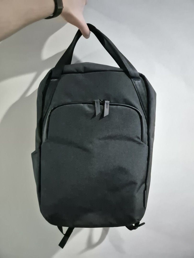 Alpaka Bravo Totepack (Slightly Used) (Category: Backpacks) located in Makati City. Submitted by yishanjade (Listing ID 1385635518, Image 1). Description: Alpaka Bravo Totepack (slightly used) Key Features Soft-touch fleece-lined laptop & tablet sleeve YKK Aquaguard and silent zippers Fits a Macbook Pro 16" Integrated MOD Key Tether in the front compartment Weatherproof, eco-friendly fabrics Hidden adjustable and padded backpack straps Luggage pa