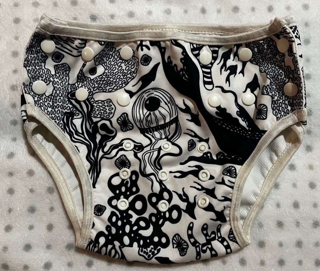 Alva cloth diaper 0-12 months (Category: Babies & Kids Fashion) located in Mandaluyong City. Submitted by jogscloset (Listing ID 1385753892, Image 1). Description: Foot print - 200 Black and white - 200 Take all 350 Note: - can fit newborn babies - can be used for swimming - in very good condition - no insert.
