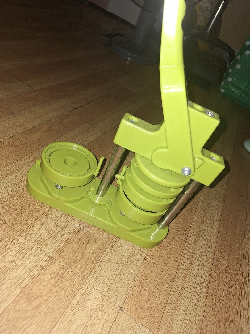 BUTTON PIN MAKER (Category: Craft Supplies & Tools) located in Quezon City. Submitted by inuyasha_07 (Listing ID 1385802444, Image 1). Description: pm.