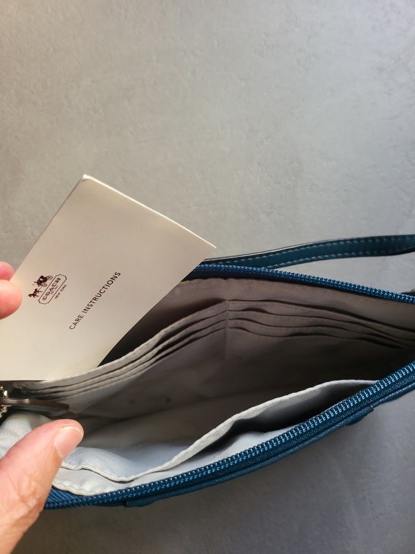 Coach (Category: Bags & Wallets) located in Singapore. Submitted by fblink (Listing ID 1385619321, Image 3). Description: Bought for awhile but never had the chance to use it.