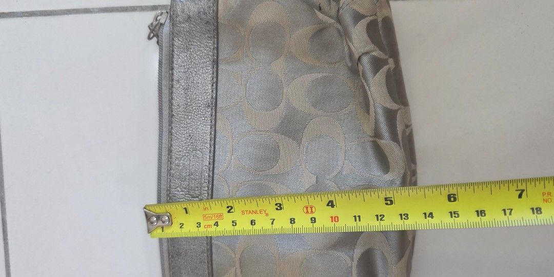 Coach pouch (Category: Bags & Wallets) located in Gelugor. Submitted by js.tan. (Listing ID 1385627821, Image 3). Description: .