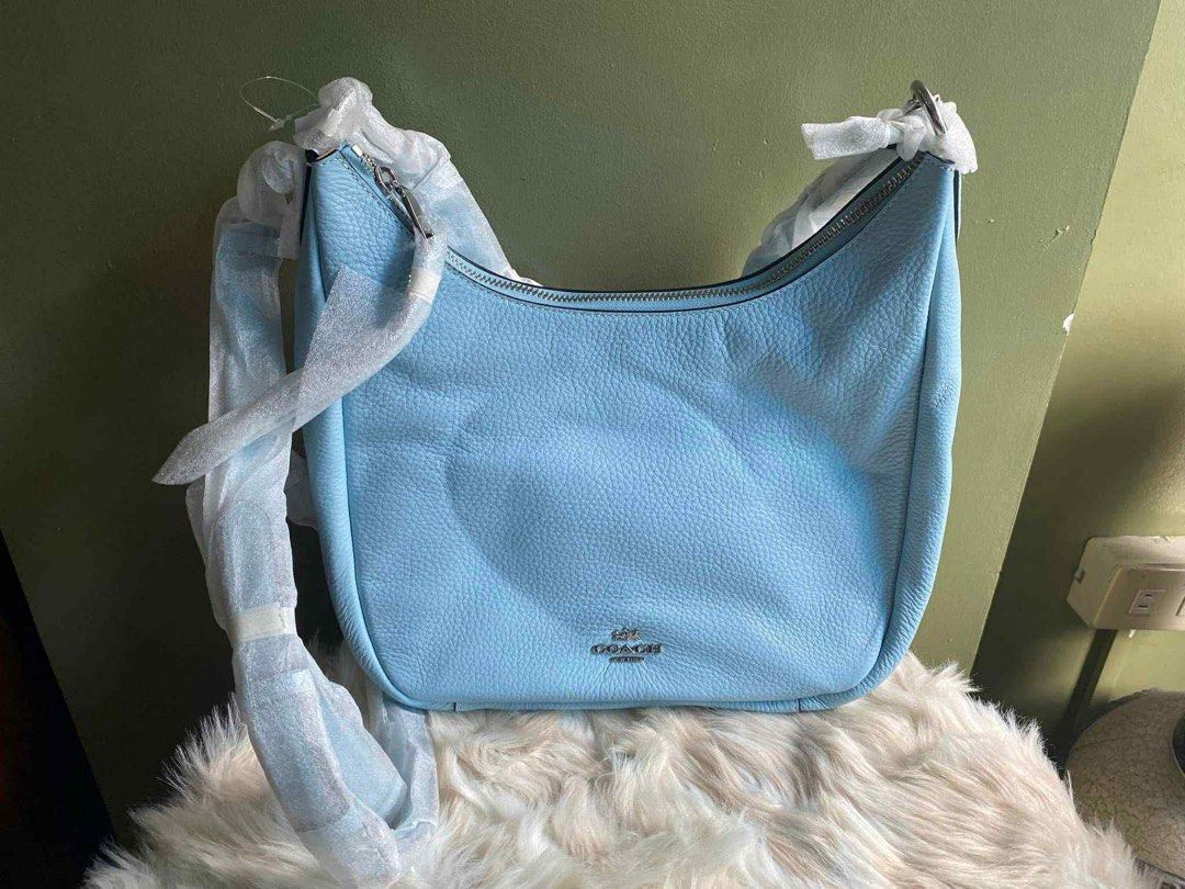 Coach Sling/Kili Bag (Category: Luxury Bags & Wallets) located in Santiago. Submitted by applee19 (Listing ID 1385648112, Image 1). Description: Brand new Price is slightly negotiable.