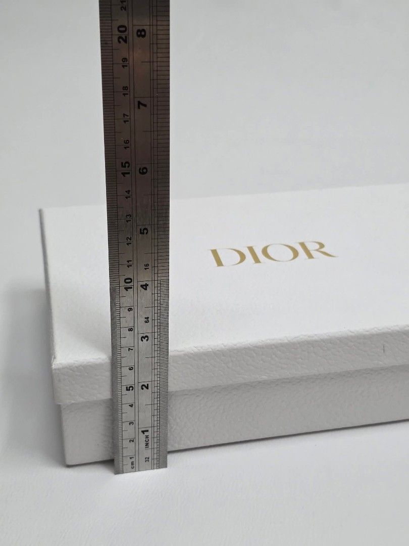 ✨️DIOR SMALL BOX✨️ (Category: Luxury Bags & Wallets) located in Mandaluyong City. Submitted by luxprelovedbagsparadise (Listing ID 1385651628, Image 3). Description: 📩 DM FOR THE PRICE!! .