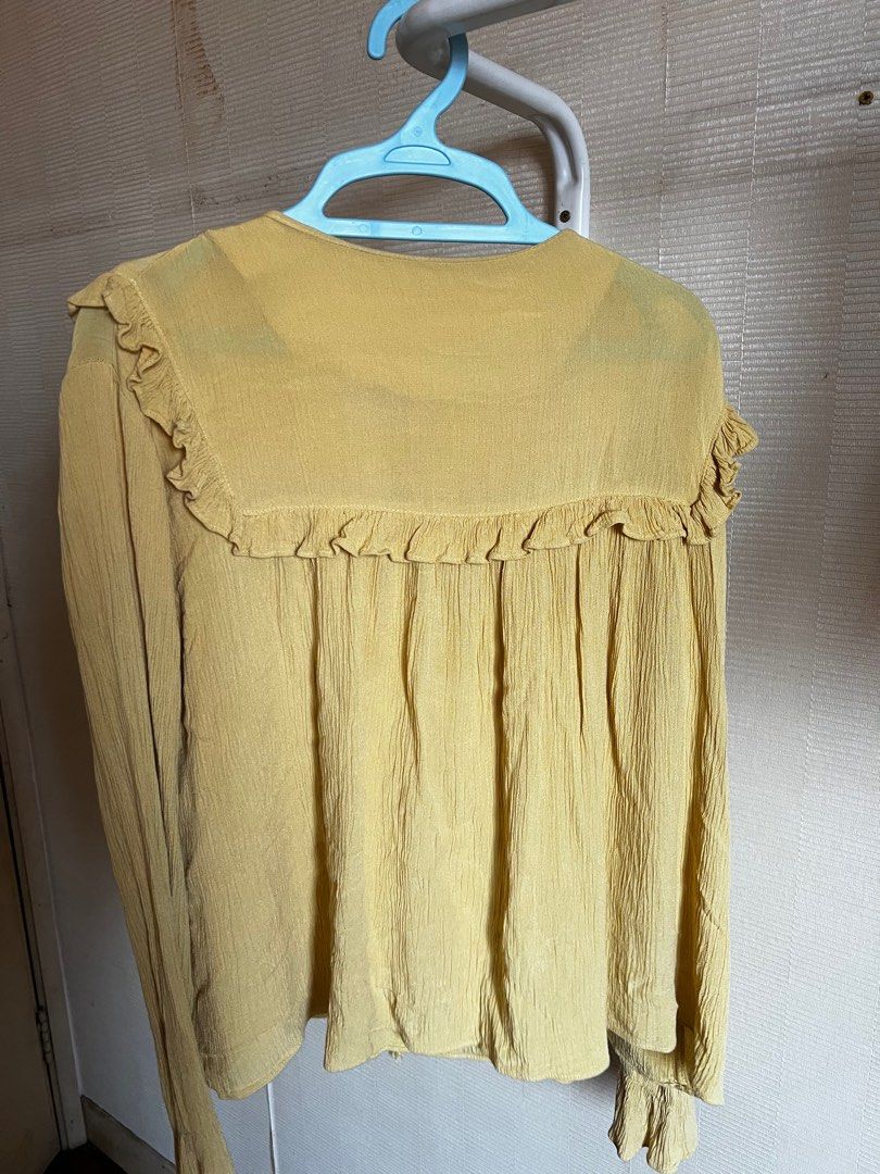 Dolly blouse (Category: Blouses) located in Shah Alam. Submitted by C4t4ley4 (Listing ID 1385648042, Image 3). Description: Free size fit till M.