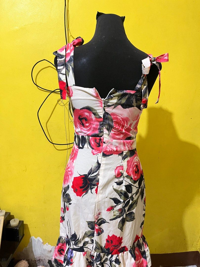 floral self tie dress (Category: Dresses) located in Pasay City. Submitted by benimaruuu (Listing ID 1385696555, Image 2). Description: size: small-semi med Zipper sa likod.