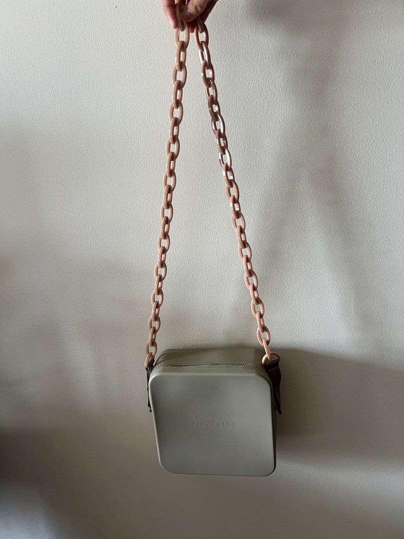 Viajecito Splashkit XL w/ strap + long acrylic chain (Category: Cross-body Bags) located in Taguig. Submitted by mmartz (Listing ID 1385682625, Image 2). Description: Barely used Fog XL Viajecito splashkit. Comes with original strap + long acrylic chain. All original pieces. Buyer must arrange and shoulder shipping cost. .
