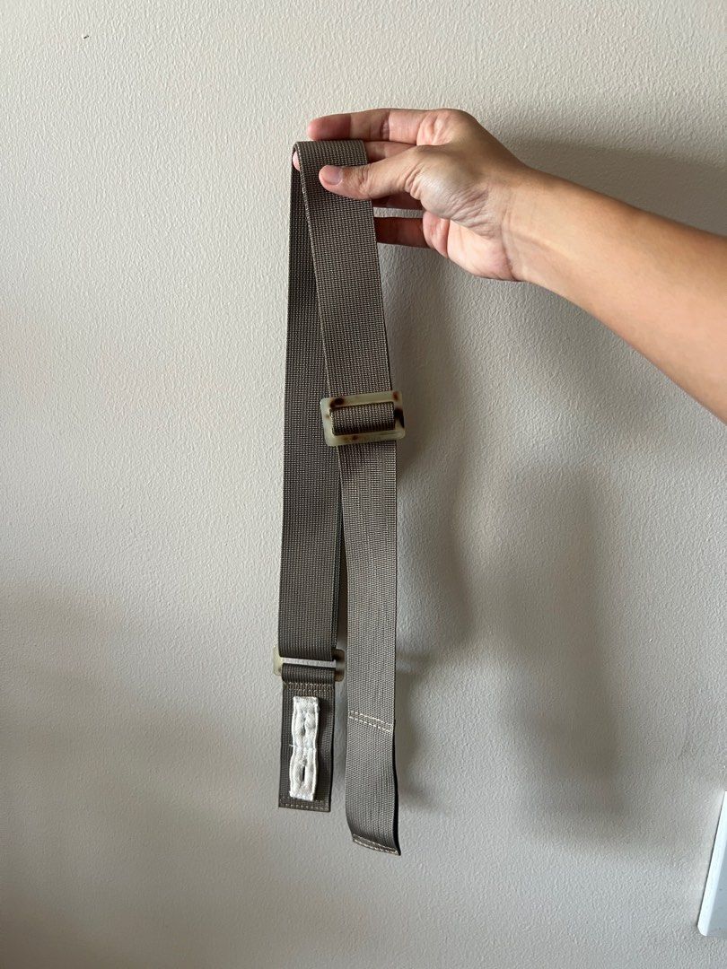 Viajecito Splashkit XL w/ strap + long acrylic chain (Category: Cross-body Bags) located in Taguig. Submitted by mmartz (Listing ID 1385682625, Image 3). Description: Barely used Fog XL Viajecito splashkit. Comes with original strap + long acrylic chain. All original pieces. Buyer must arrange and shoulder shipping cost. .