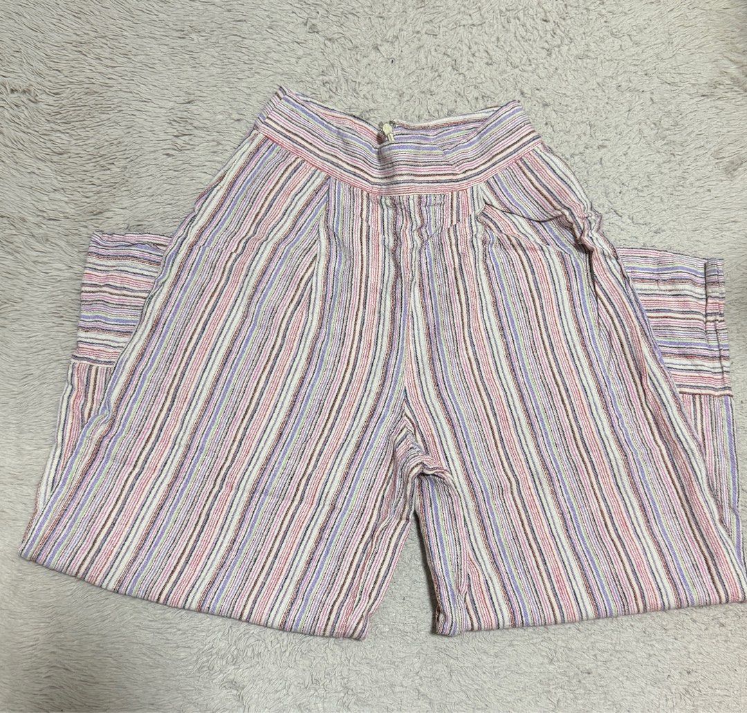Forever 21 Baggy Boho Beach Linen Pants (Category: Jeans) located in Mandaluyong City. Submitted by mainesells_ (Listing ID 1385638217, Image 1). Description: Good for beach / boho look Length 31.5 inches.