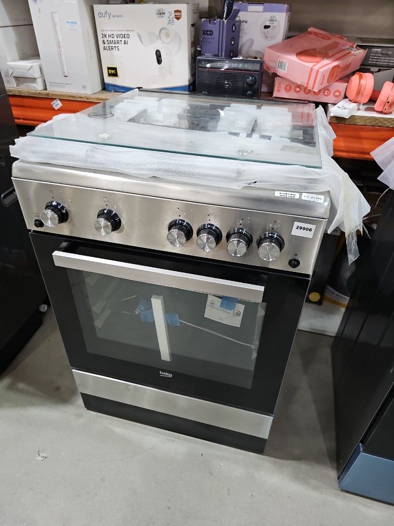 Gas range with oven (Category: Cookers) located in Manila. Submitted by chawchul (Listing ID 1385742597, Image 2). Description: pm.me for price and sure buyer....thankyou.