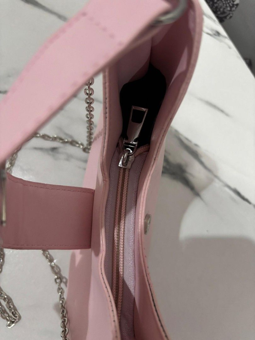 Handbag (Category: Shoulder Bags) located in Kuala Terengganu. Submitted by nurinnz334 (Listing ID 1385792921, Image 3). Description: clear item -never use actually -have defect (refer picture) -no fussy buyer -no nego -price include postage.