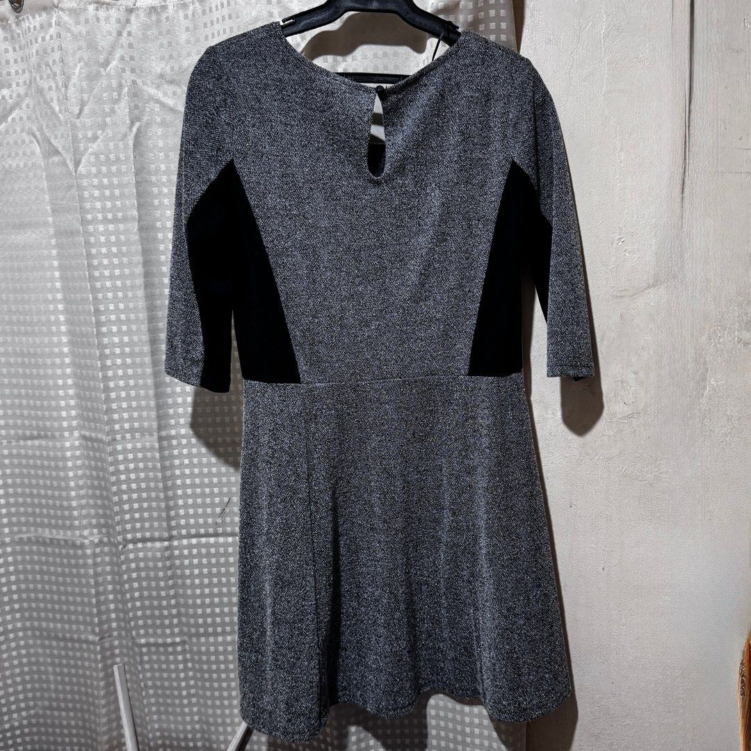 H&M Divided Color Block Dress (Category: Dresses) located in Pasig City. Submitted by cafeverona333 (Listing ID 1385693439, Image 2). Description: Lightly Used Fits small Item Location Pasig City or Makati City Lala/Grab/LBC/JT GCSH or BPI PAYMENT .