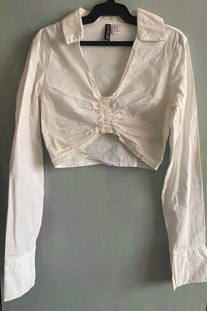 H&M White Long Sleeve Gathered Top (Category: Longsleeves) located in Marikina City. Submitted by planetgrapes (Listing ID 1385712224, Image 3). Description: - barely used - has yellow stains due to storage but can be washed out by bleach.