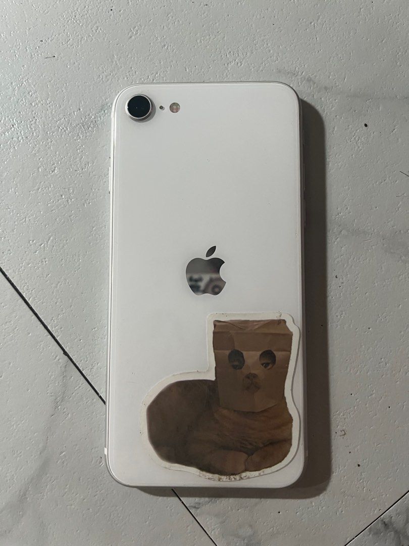 iPhone SE 2nd gen 2020 (Category: iPhone SE Series) located in Taguig. Submitted by jules_0.o (Listing ID 1385637402, Image 2). Description: Rush Sale!! WTS | LFB iPhone SE 2nd gen 2020 128gb 76% batt No issue All working iOS 18.5 Slightly negotiable RFS: upgrade and need funds .