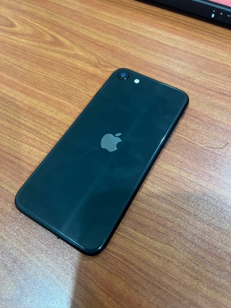 iPhone SE 2nd Gen (2020) - 64GB - Black (Category: iPhone SE Series) located in Manila. Submitted by banana.pengu (Listing ID 1385794647, Image 3). Description: iPhone SE 2020 (2nd Gen) 64GB Black Bought from US RFS: Not needed anymore Known Issues - Home button double tapping - Screen Lines - Loose screw Battery: 89% Di ko po nagamit ang phone. Binili ito 2nd hand from US. Pero ang known issues nakalista na po. Sold as is. Please be aware may po