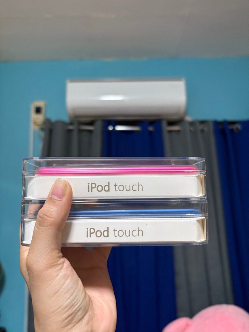 iPod Touch 5th generation Original Good as new with box (Category: Portable Music Players) located in Quezon City. Submitted by shawi_08 (Listing ID 1385674108, Image 1). Description: iPod touch 5th gen Complete with box Good as new unit✅💎💎💎 With 1200+ songs installed with Paid apps games with movies/music video Readable via Itunes 5MP Malinaw na camera Good as Digicam Bluetooth working Good battery life 4-8hrs 3-5 days standby time Clean iclo