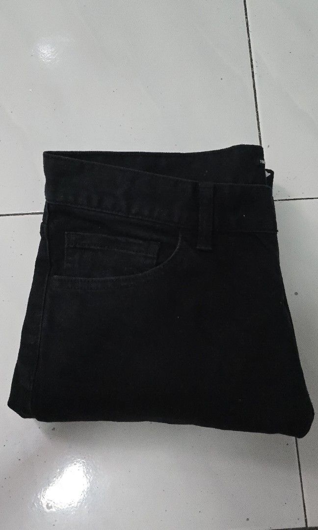 Jeans (Category: Jeans) located in Banting. Submitted by ayub785 (Listing ID 1385642294, Image 3). Description: Salam Jeans no brand Item bundle Warna hitam sekata cutting slim fit ukuran manual(inci) pinggang-15.5 cawat-11 paha-9 kaki-6.5 labuh-37 rm15,free postage Tq.
