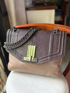 (Category: ) located in . Submitted by vintage_vogue6100 (Listing ID 1385704418, Image 1). Description: .