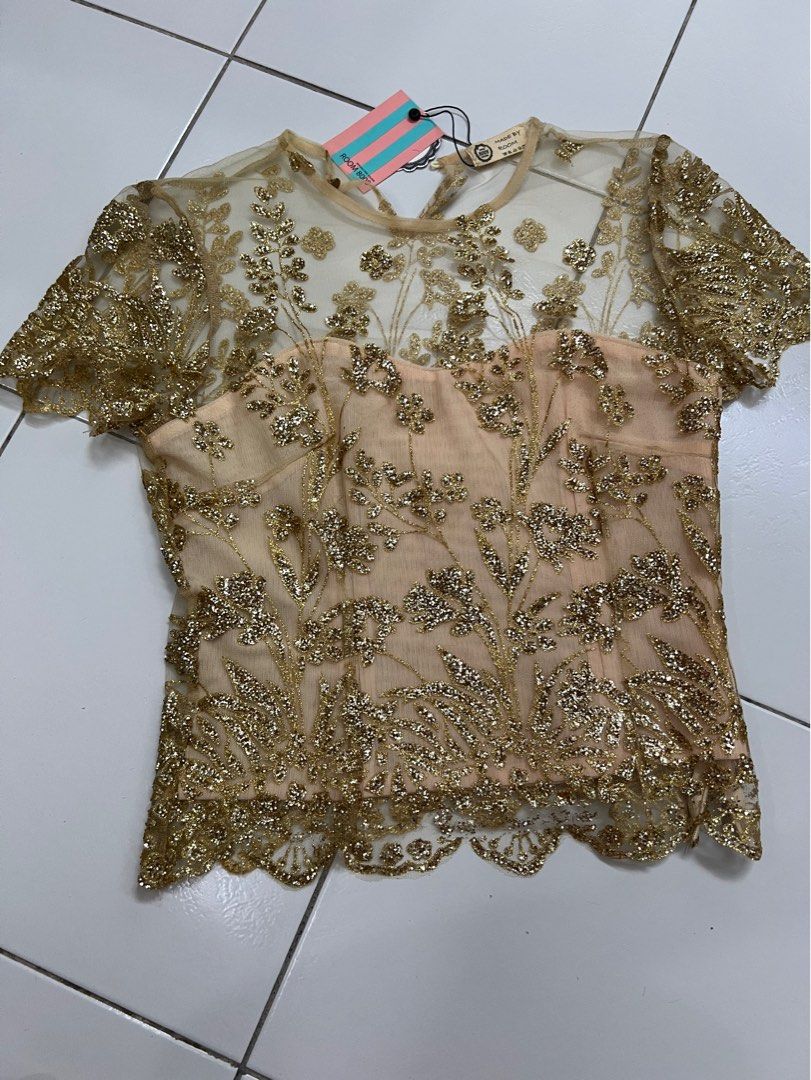 sequin top (Category: Other Tops) located in Kajang. Submitted by ronnyyakuz07242 (Listing ID 1385707982, Image 1). Description: Brand new tag still available Very suitable for coming year end event/company dinner Postage :RM8 (WM).
