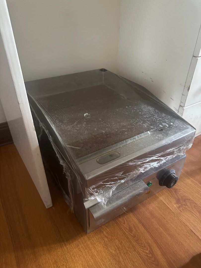 Stainless Steel Electric Griddle (Category: BBQ, Grills & Hotpots) located in Quezon City. Submitted by cloud.dream (Listing ID 1385662369, Image 1). Description: - Bought from MK Kitchen - Just needs to be cleaned - Comes with egg former and spatula .
