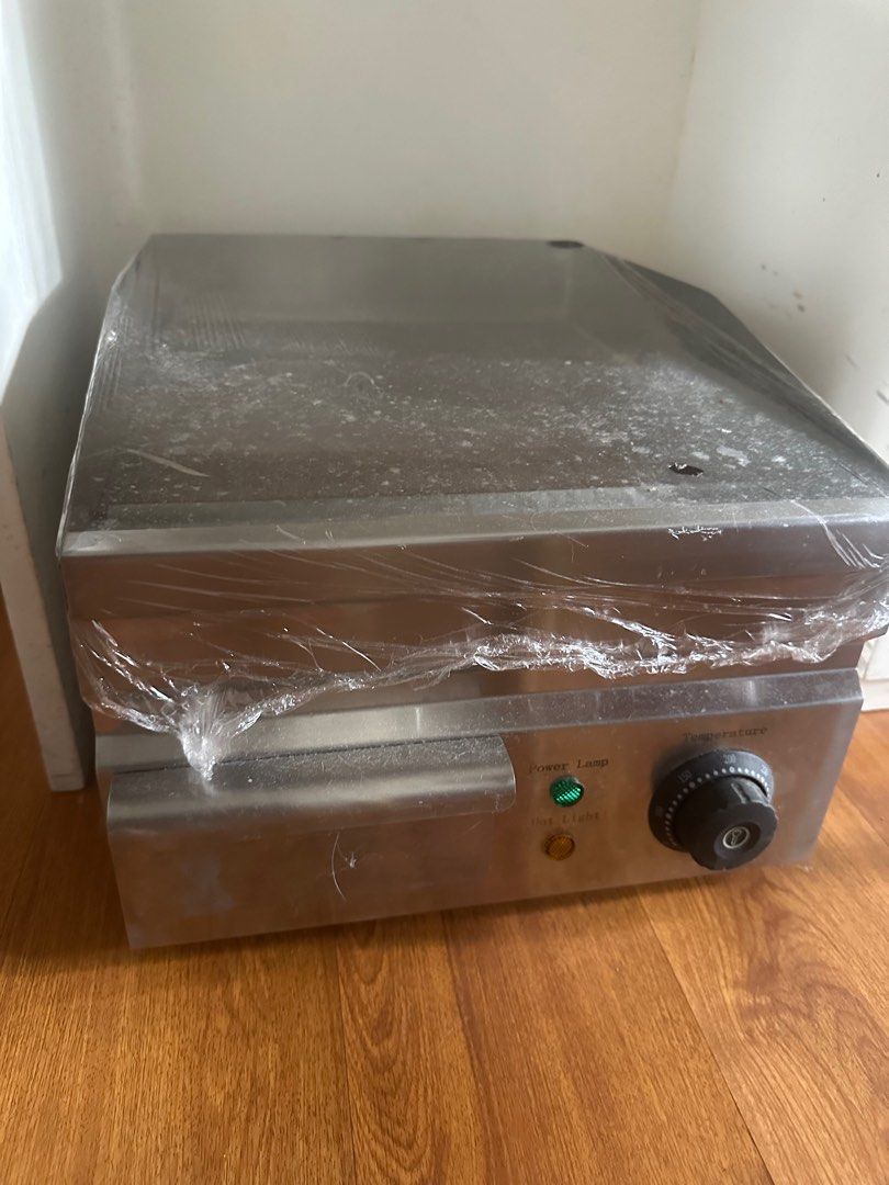Stainless Steel Electric Griddle (Category: BBQ, Grills & Hotpots) located in Quezon City. Submitted by cloud.dream (Listing ID 1385662369, Image 2). Description: - Bought from MK Kitchen - Just needs to be cleaned - Comes with egg former and spatula .
