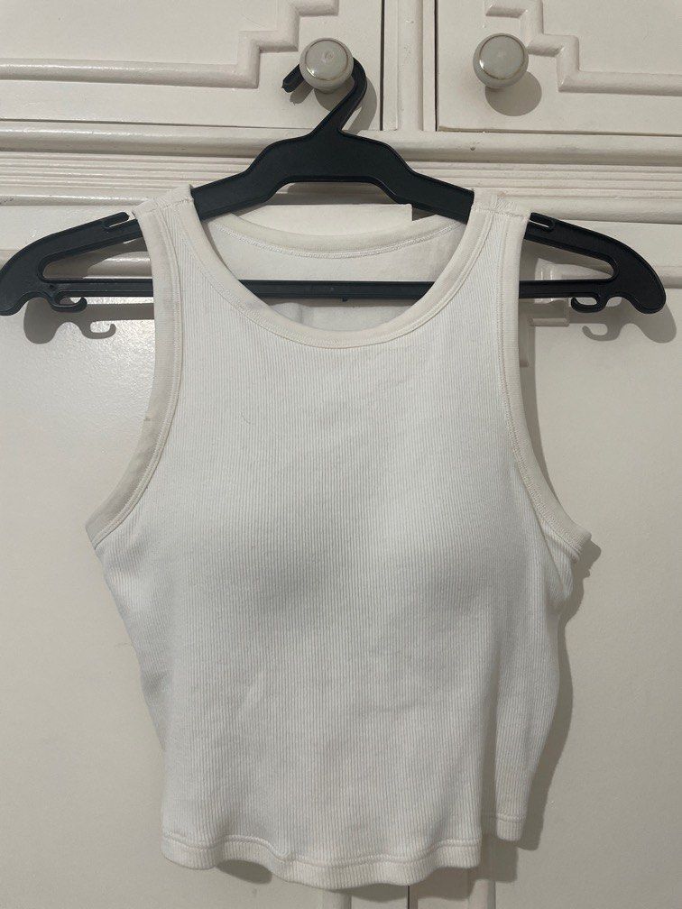 Uniqlo Bratop (Category: Blouses) located in Manila. Submitted by bailey604 (Listing ID 1385785358, Image 1). Description: Store bought. Low price because of issue: snag because of laundry :( (see photo) Other than that still looks good when worn. .