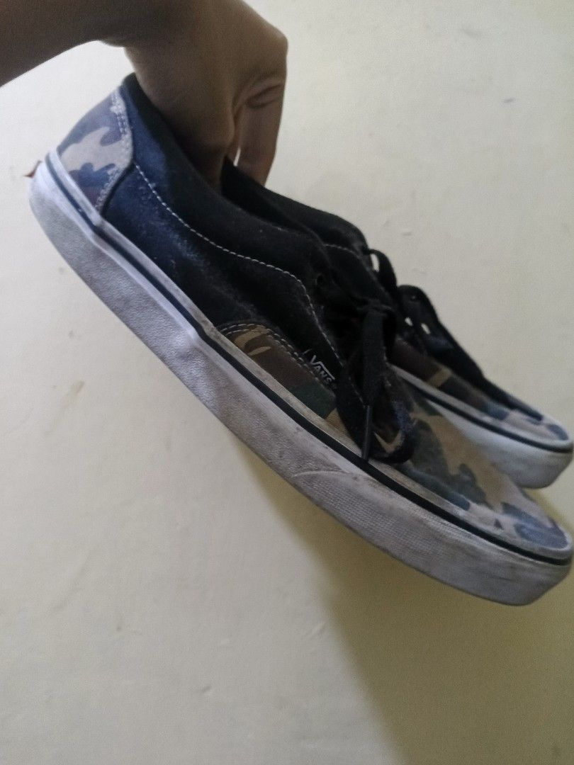 Vans Camouflage (Category: Sneakers) located in Las Pinas. Submitted by junoooo0 (Listing ID 1385746731, Image 2). Description: (These shoes were originally from vans bought at the mall original price 2,500) Theres a damage on the left upper shoe Size : EU 42/UK 8/US 9 Loc : Las Pinas City.