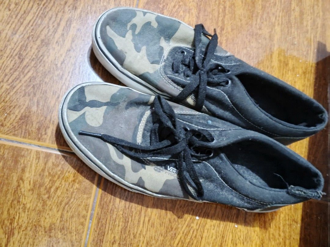 Vans Camouflage (Category: Sneakers) located in Las Pinas. Submitted by junoooo0 (Listing ID 1385746731, Image 3). Description: (These shoes were originally from vans bought at the mall original price 2,500) Theres a damage on the left upper shoe Size : EU 42/UK 8/US 9 Loc : Las Pinas City.