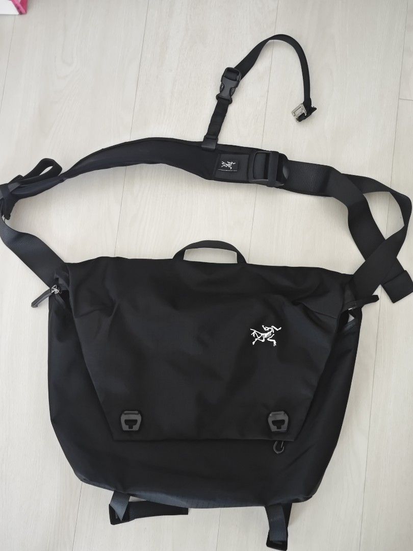 Arc'teryx Granville 10 courier bag (black), Men's Fashion, Bags